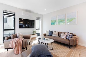 Casa | Área de sala de estar | Televisión de 52 pulgadas con canales digitales 