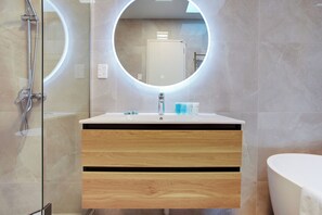 House | Bathroom | Free toiletries, hair dryer, towels, soap - Central Oasis Townhouse with Parking (Auckland)