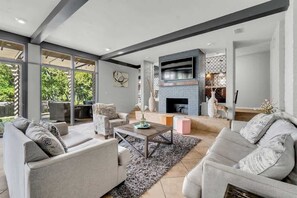 Fernseher, Kamin, Arbeitsbereiche