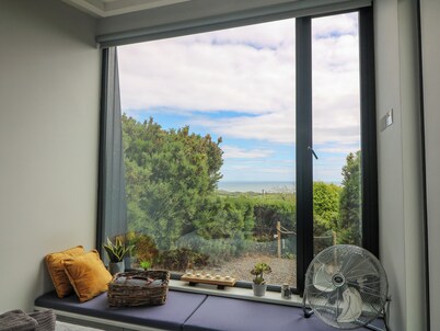 STARGAZER, romantic, with hot tub in Ballymoney, County Wexford