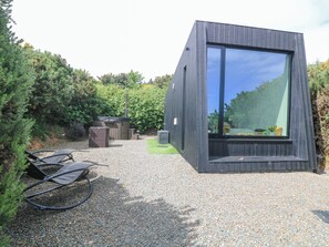 Property grounds - SUNRISER, romantic, with hot tub in Ballymoney, County Wexford (Tara Hill)