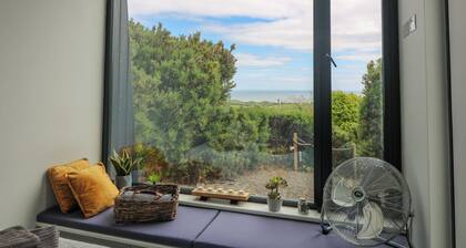 SUNRISER, romantic, with hot tub in Ballymoney, County Wexford