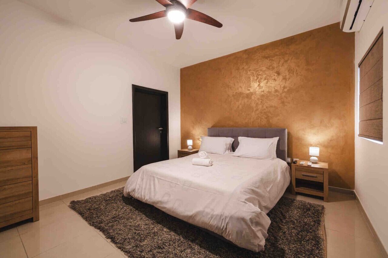 1 habitación, tabla de planchar con plancha, wifi gratis y ropa de cama 