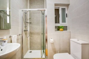 Een haardroger, handdoeken