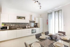 Een koelkast, een microgolfoven, een oven, een kookplaat