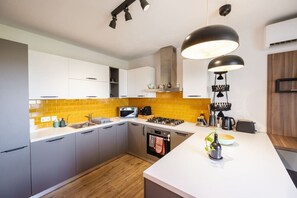 Réfrigérateur, four à micro-ondes, un four, surface de cuisson