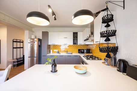 Geladeira, micro-ondas, fogão, cooktop