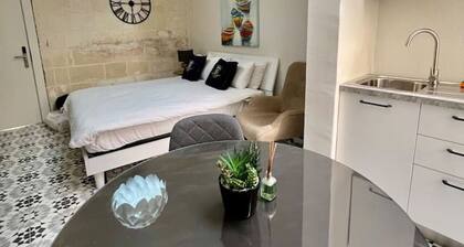 Cottonera Cara: Cozy Room with Terrace in the Heart of Bormla