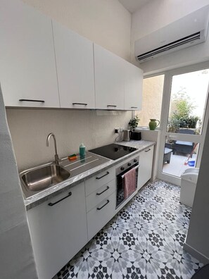Refrigerador, microondas, horno, placa de cocina