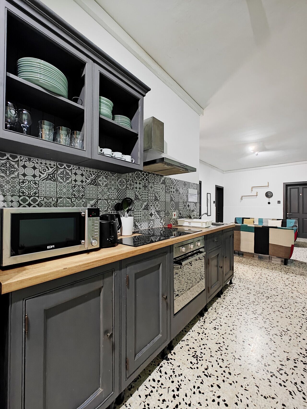 Frigorifero, microonde, forno, piano cottura