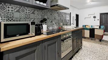 Frigorifero, microonde, forno, piano cottura