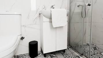 SĂšche-cheveux, serviettes fournies