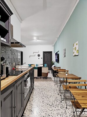 Fridge, microwave, oven, stovetop - Cosy room 4 in guesthouse (Tal-Pietà)