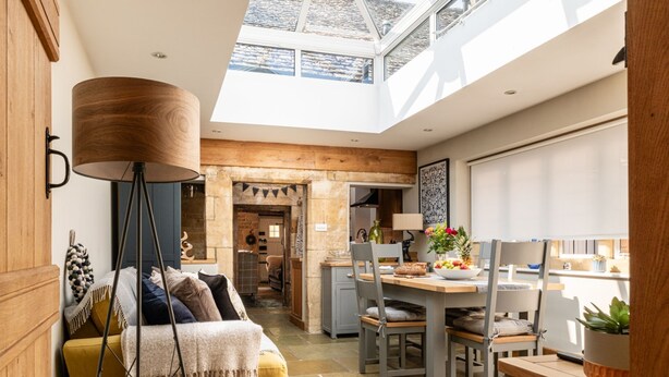 A cozy interior with a dining area, a kitchen, and a living space. - A beautiful quintessential Cotswold Cottage - Honeysuckle Cottage, Stanton (Stanton)