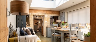 A beautiful quintessential Cotswold Cottage - Honeysuckle Cottage, Stanton