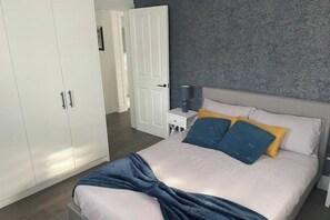 4 bedrooms, iron/ironing board, WiFi, bed sheets