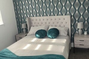 4 bedrooms, iron/ironing board, WiFi, bed sheets