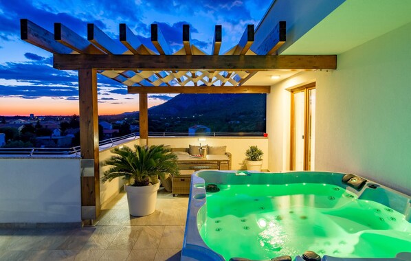 Outdoor spa tub