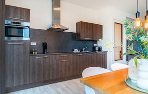 Kühlschrank, Mikrowelle, Herdplatte, Geschirrspüler