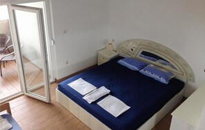 1 habitación, tabla de planchar con plancha, wifi gratis y ropa de cama 