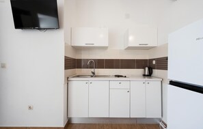 Refrigerador, horno, parrilla de estufa y cafetera y tetera