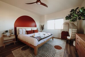 3 soverom, skrivebord, strykejern/-brett og reiseseng for barn