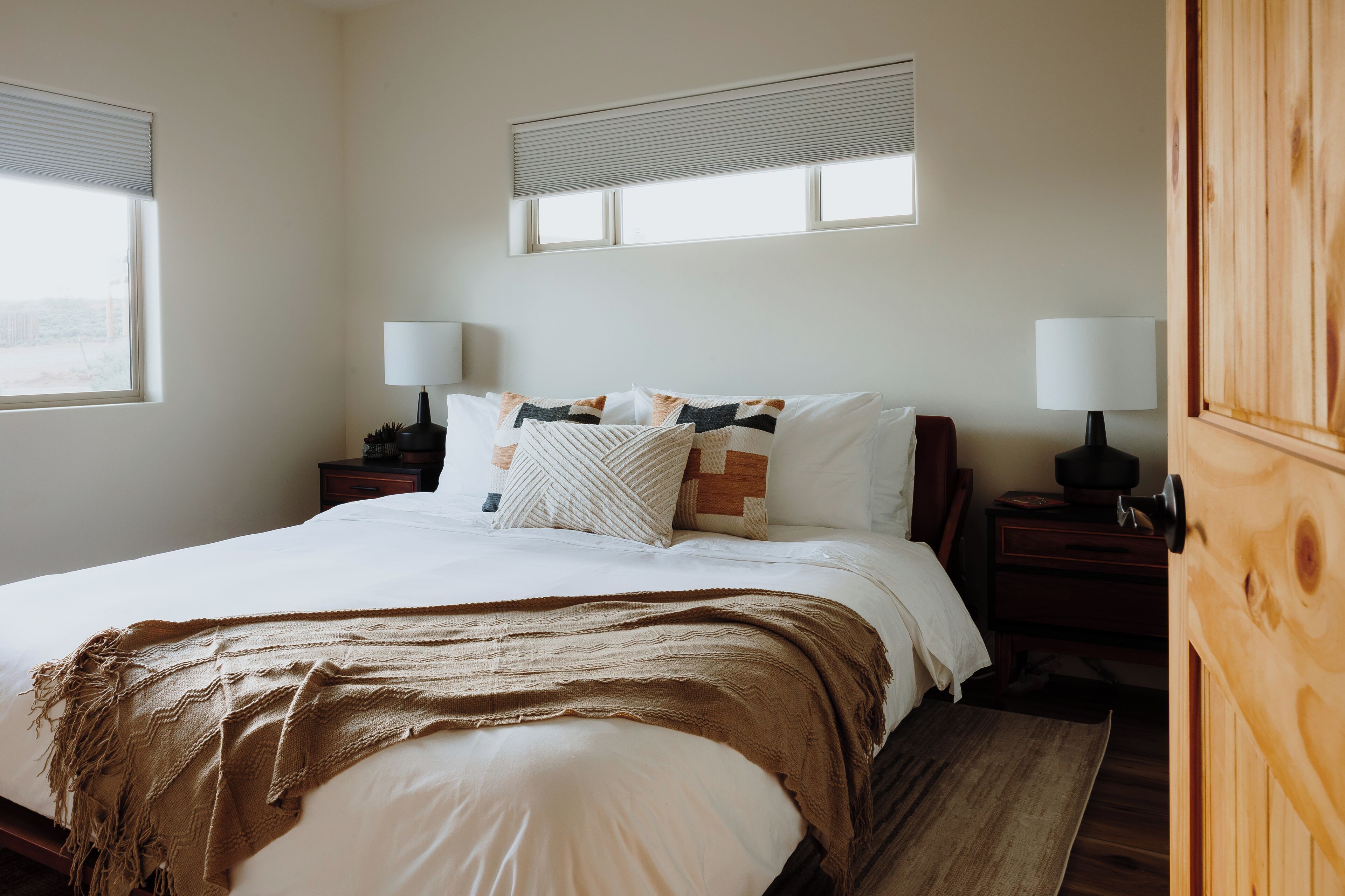 3 quartos, escrivaninha, ferros/tábuas de passar roupa, berço de viagem