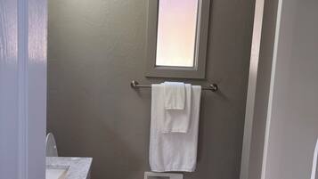 Douche, sĂšche-cheveux, serviettes fournies, savon