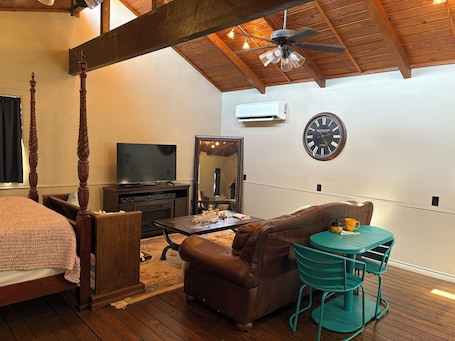1 bedroom, iron/ironing board, WiFi, bed sheets. Cozy vineyard studio with peaceful pond views.