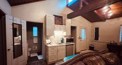 Cozy vineyard studio with peaceful pond views.