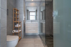 Douche, serviettes fournies, savon, shampoing