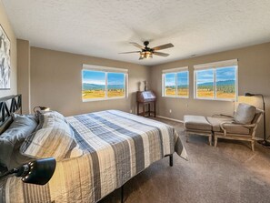 4 bedrooms, desk, iron/ironing board, travel crib - Mountain Getaway | Spacious Home + Scenic Views (Cascade)