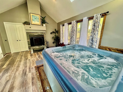 4-bdrm sleep 12 Lake Harmony.Lake/Beach/Pool/Walk to Slopes, Hot tub, Game Room