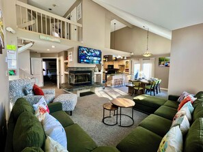 Smart-TV, Kamin, Videospiele, Tischfußball