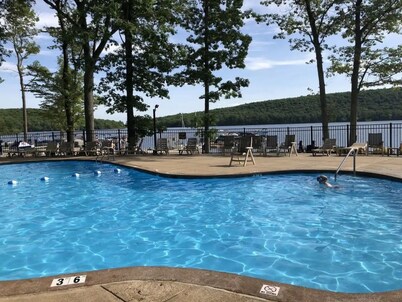 4-bdrm sleep 12 Lake Harmony.Lake/Beach/Pool/Walk to Slopes, Hot tub, Game Room