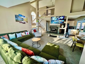 Smart TV, chimenea, videojuegos y futbolito 