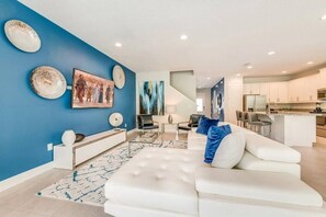 Smart TV - The Shining Villa LAN-3: A spacious 7-bedroom house with a pool and jacuzzi. (Kissimmee)