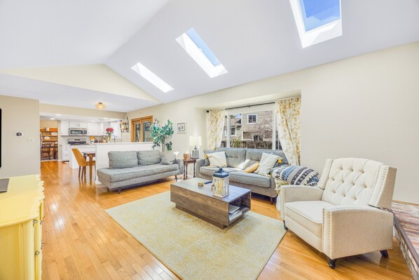 Smart TV, fireplace - Relaxing Escape Near Denver - 5 Bedrooms! (Centennial)