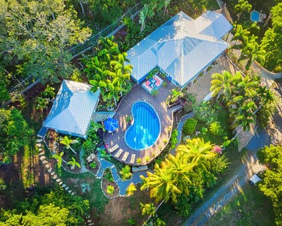 This beautiful island rental w/gorgeous ocean views. 4 bdrms sleeps up to 10.