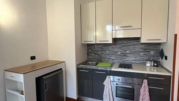 KĂŒhlschrank, Ofen, Herdplatte, Wasserkocher mit Kaffee-/Teezubehör