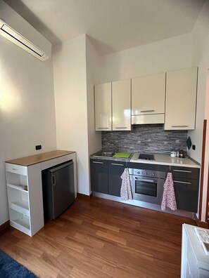 Kühlschrank, Ofen, Herdplatte, Wasserkocher mit Kaffee-/Teezubehör