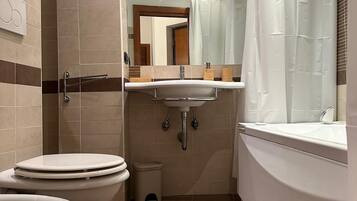 Dusche, Haartrockner, Bidet, HandtĂŒcher