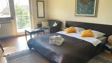 1 slaapkamer, een strijkplank/strijkijzer, wifi, beddengoed