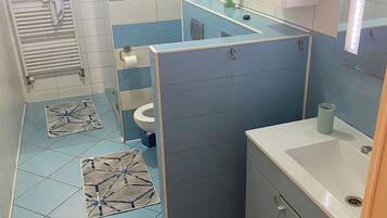 Dusch, hårtork, handdukar och tvål