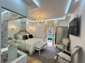 Panoramic Suite, City View | 1 bedroom, Select Comfort beds, minibar, in-room safe - Hotel & Rooftop King Experience by David (Quito)