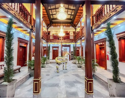 Hotel & Rooftop King Experience by David