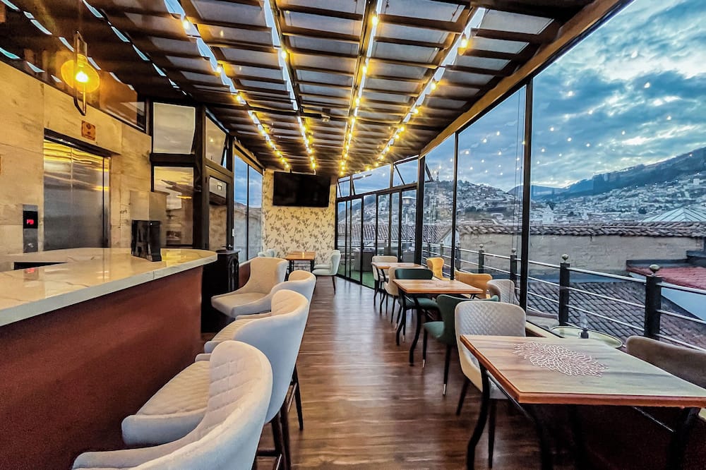 Hotel & Rooftop King Experience by David