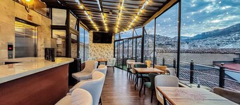 Hotel & Rooftop King Experience by David