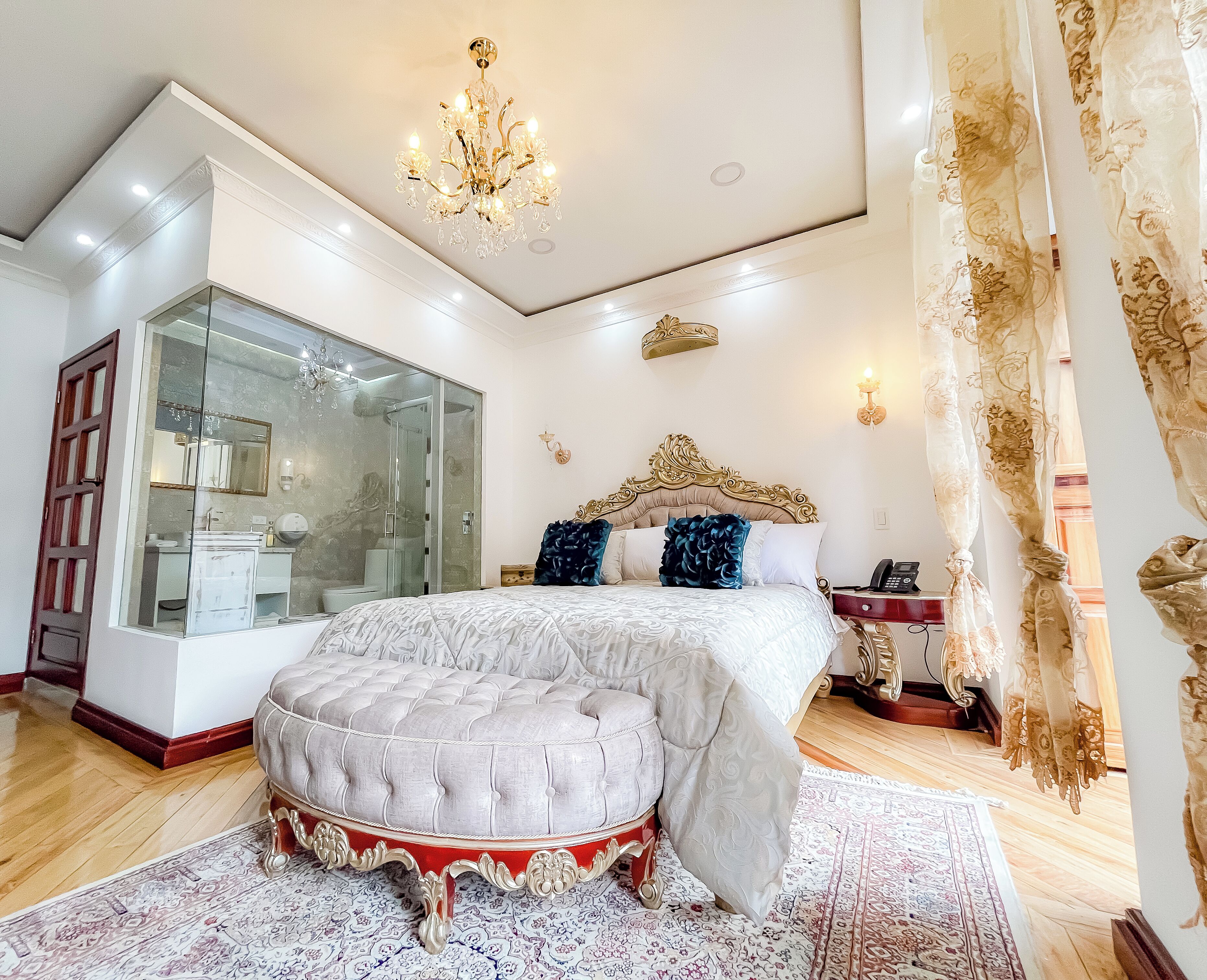 파노라믹 스위트, 시내 전망 | 1 개의 침실, 셀렉트 컴포트 침대, 미니바, 객실 내 금고