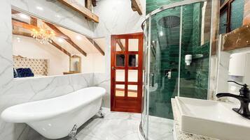 Deluxe Suite | Bathroom | Hair dryer, towels, soap, shampoo